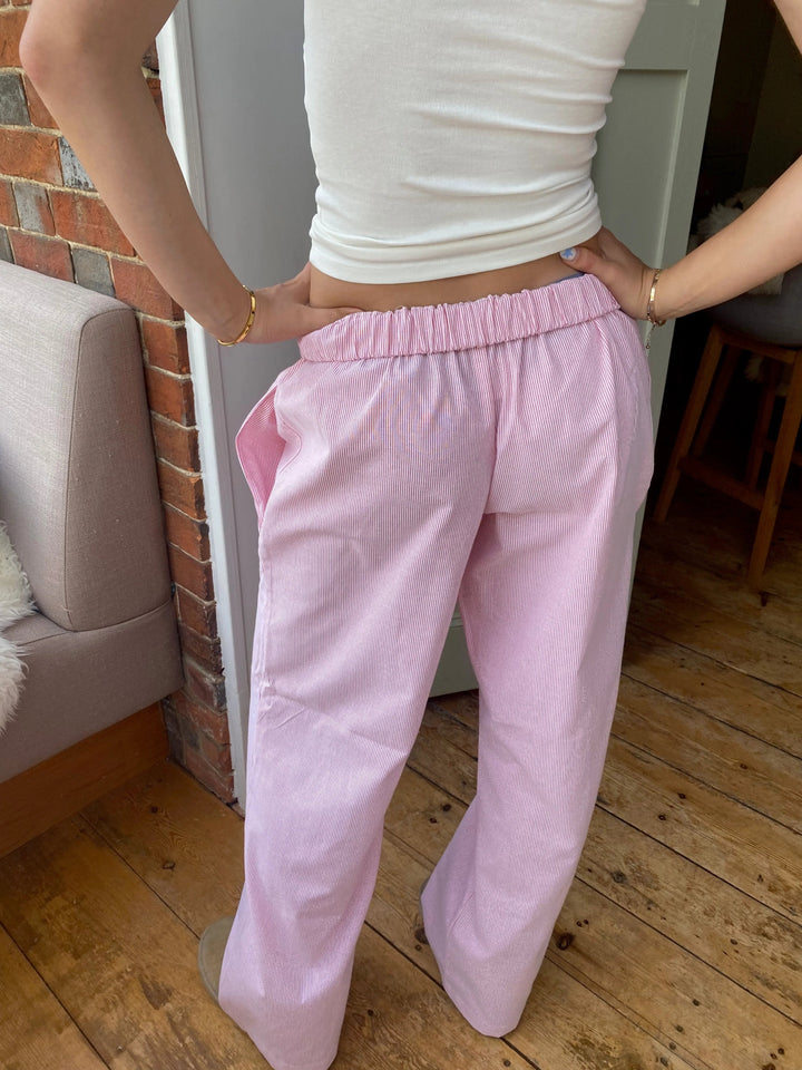 "Elegante Lounge Hose für Damen in Rosa mit Streifenmuster, elastischem Bund und weitem Beinschnitt."