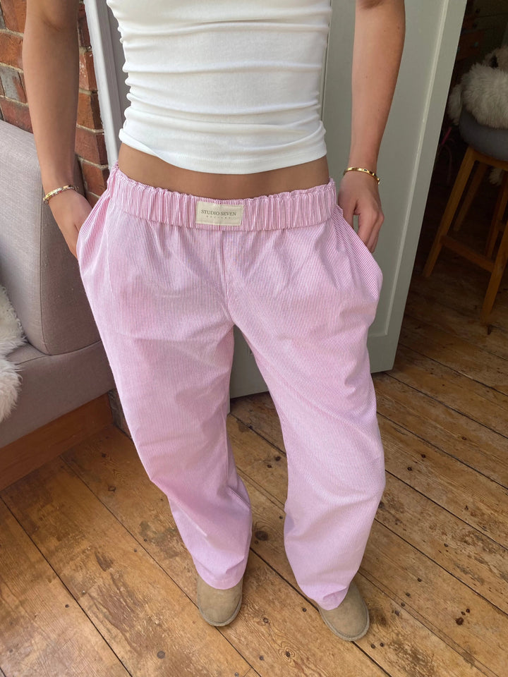 "Elegante Lounge Hose für Damen in Rosa mit Streifenmuster, elastischem Bund und weitem Beinschnitt."