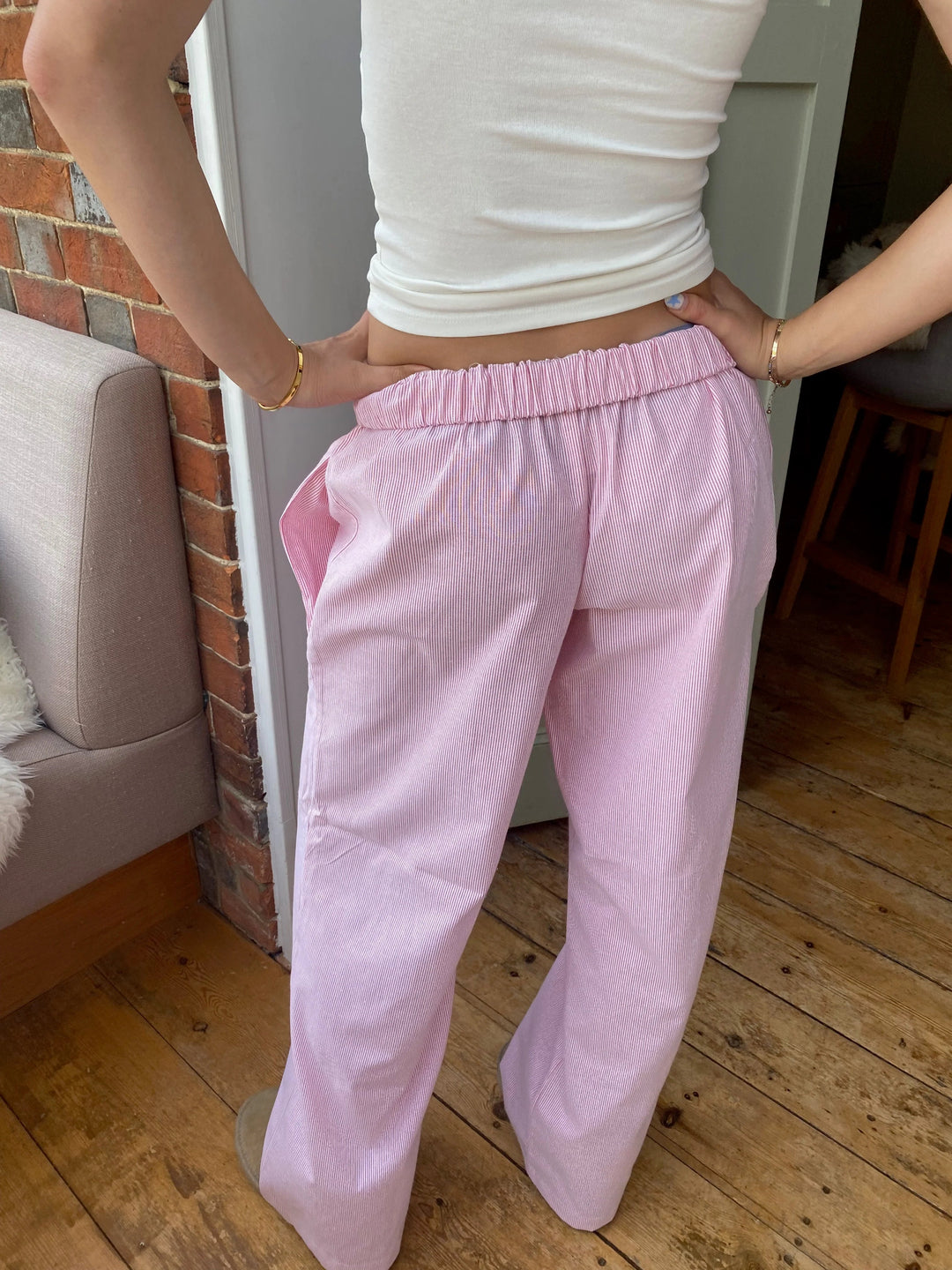 "Elegante Lounge Hose für Damen in Rosa mit Streifenmuster, elastischem Bund und weitem Beinschnitt."