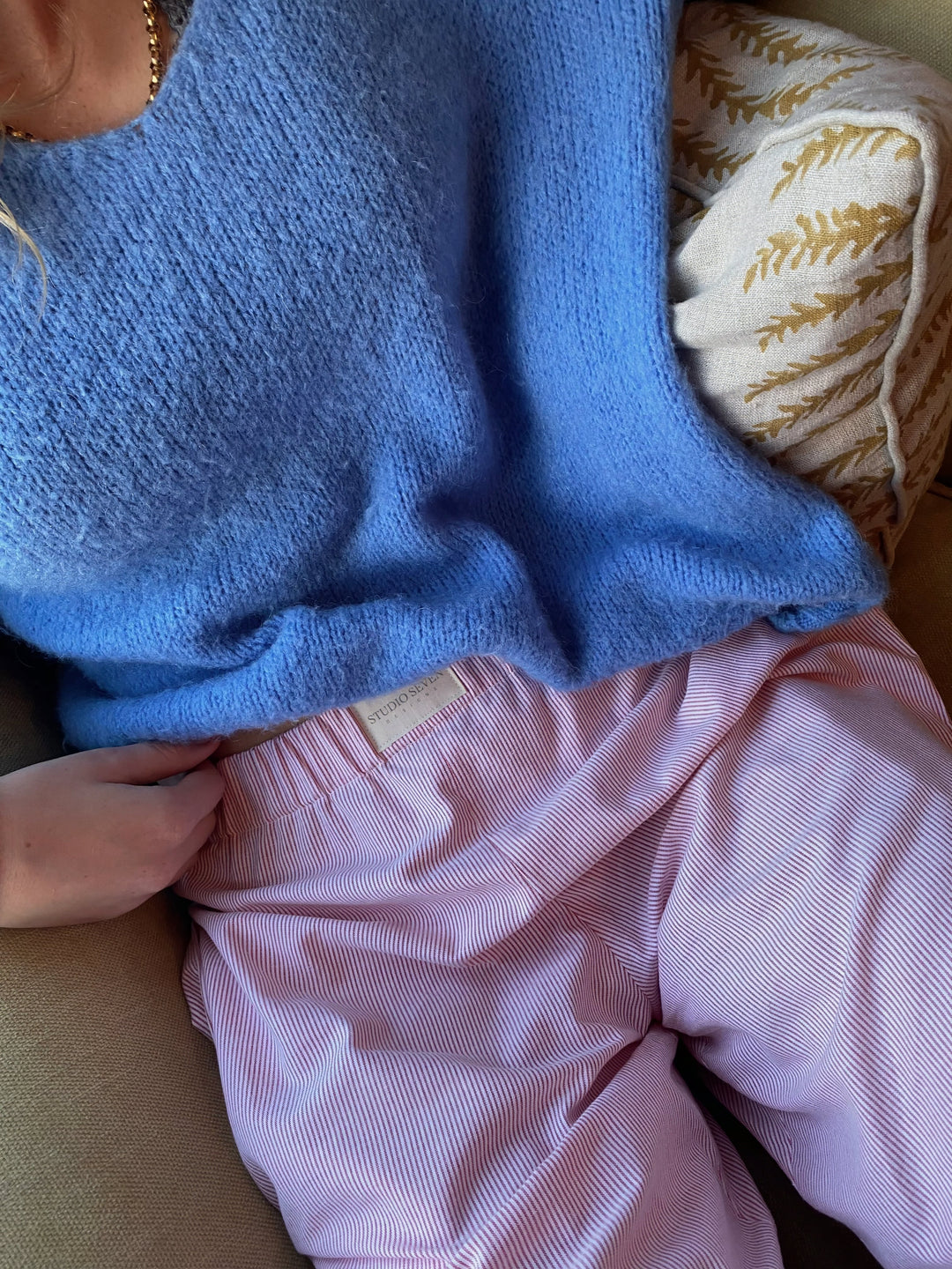 "Elegante Lounge Hose für Damen in Rosa mit Streifenmuster, elastischem Bund und weitem Beinschnitt."