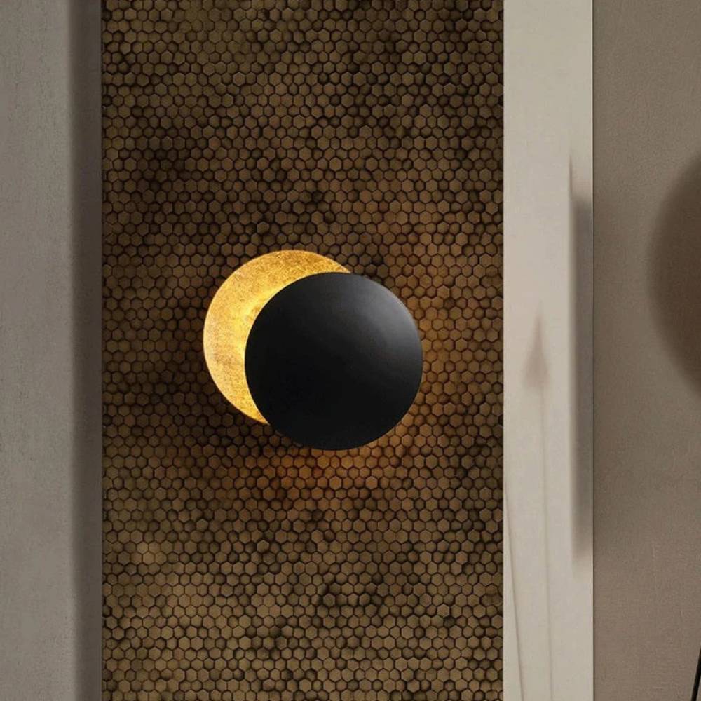 "Elegante Lunora Wandlampe mit warmem Mondlicht, minimalistisches Design, perfekte Ergänzung für moderne und klassische Räume