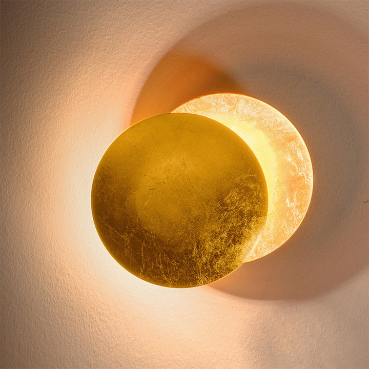 "Elegante Lunora Wandlampe mit warmem Mondlicht, minimalistisches Design, perfekte Ergänzung für moderne und klassische Räume