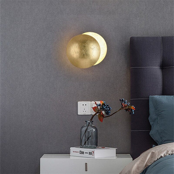 "Elegante Lunora Wandlampe mit warmem Mondlicht, minimalistisches Design, perfekte Ergänzung für moderne und klassische Räume