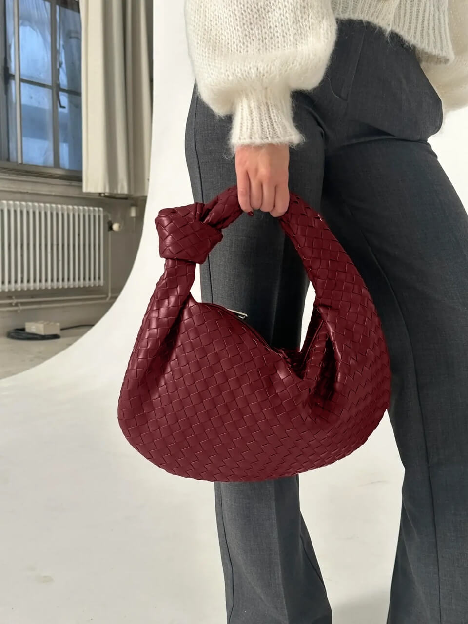 "Elegante mittlere Damenhandtasche in Schwarz, flexibel, stilvoll, ideal für jedes Outfit und den täglichen Gebrauch."