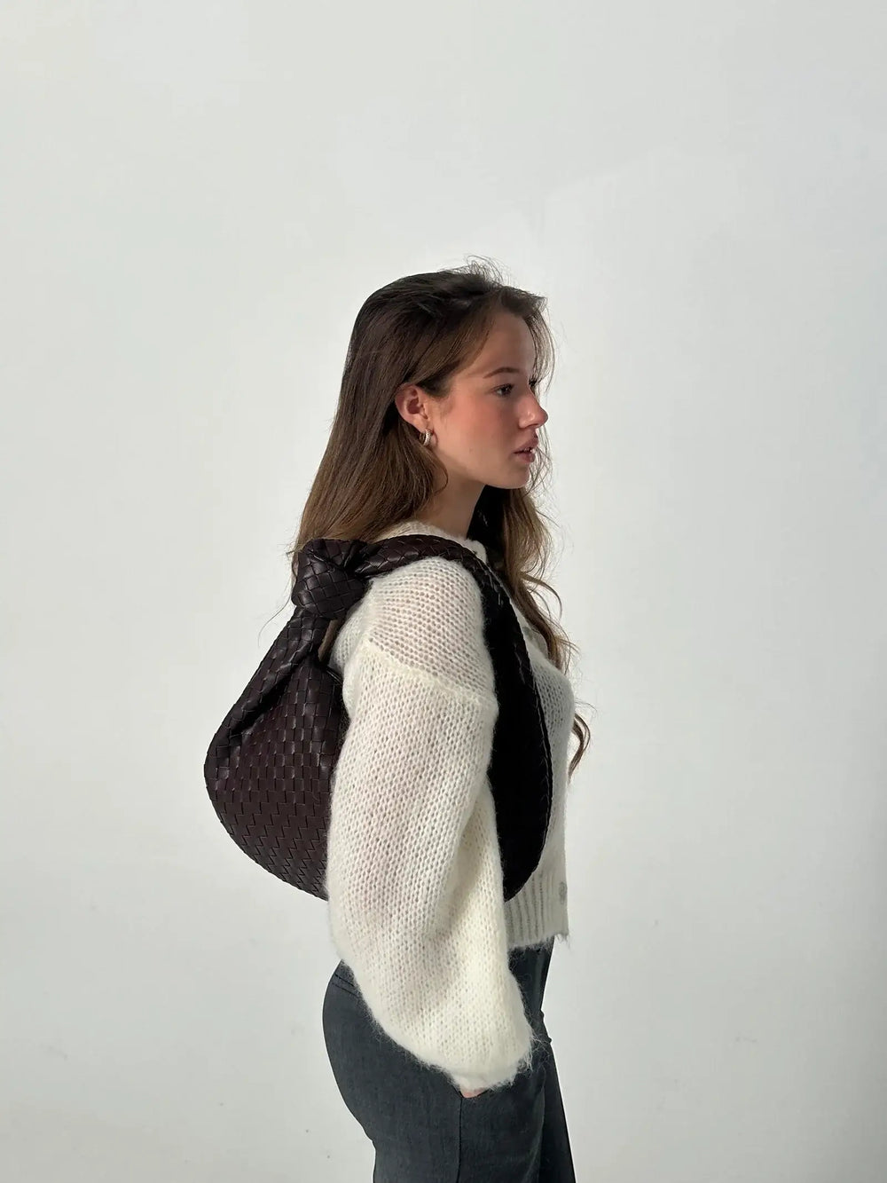 "Elegante mittlere Damenhandtasche in Schwarz, flexibel, stilvoll, ideal für jedes Outfit und den täglichen Gebrauch."