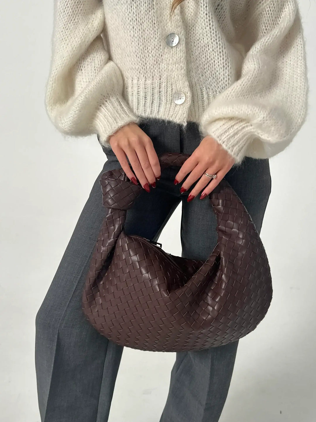"Elegante mittlere Damenhandtasche in Schwarz, flexibel, stilvoll, ideal für jedes Outfit und den täglichen Gebrauch."
