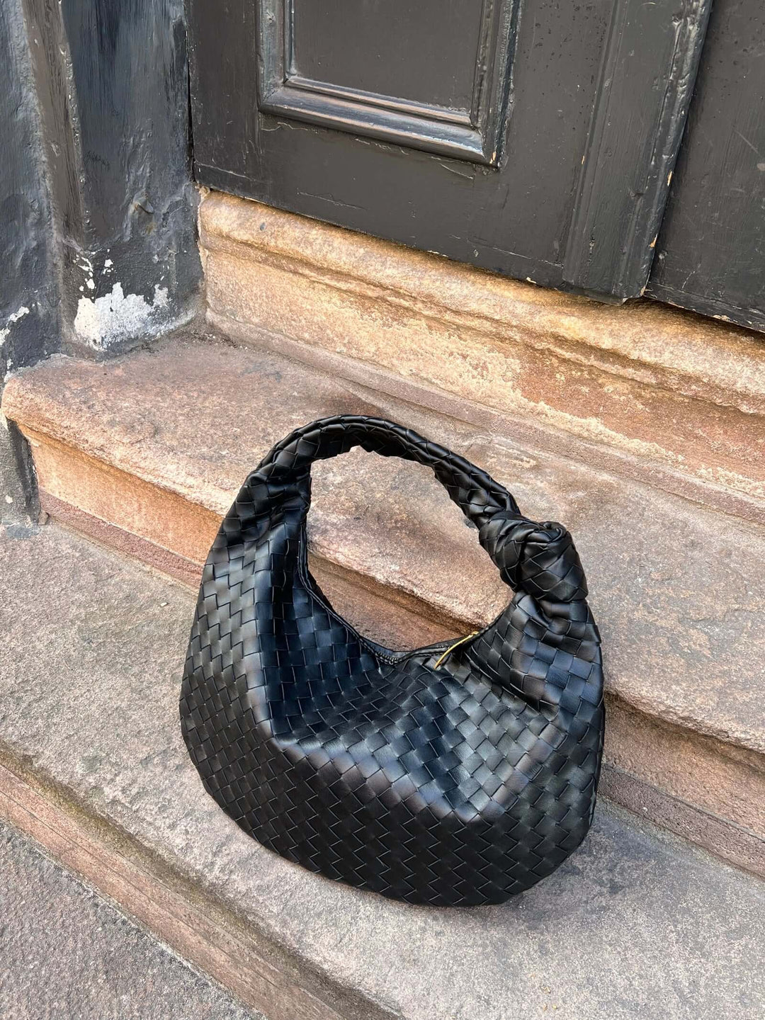 "Elegante mittlere Damenhandtasche in Schwarz, flexibel, stilvoll, ideal für jedes Outfit und den täglichen Gebrauch."