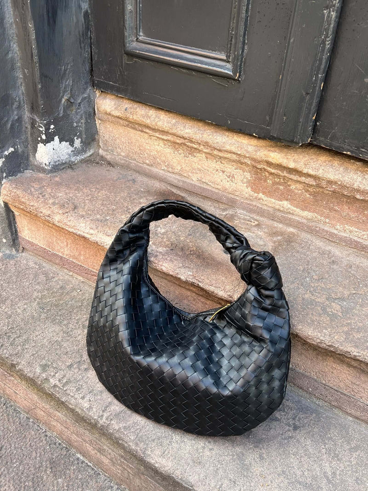 "Elegante mittlere Damenhandtasche in Schwarz, flexibel, stilvoll, ideal für jedes Outfit und den täglichen Gebrauch."
