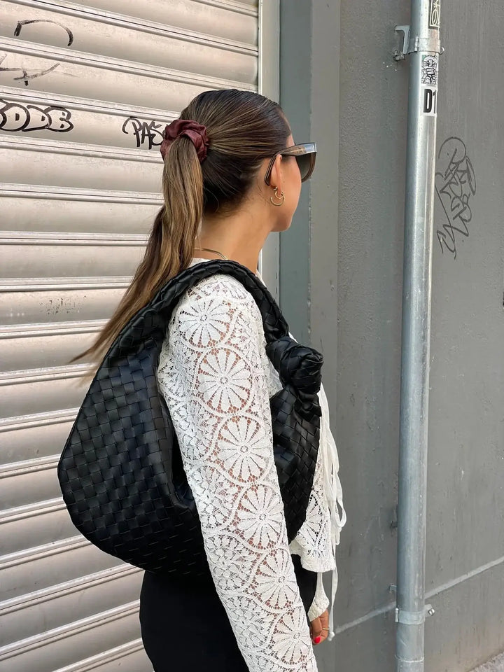 "Elegante mittlere Damenhandtasche in Schwarz, flexibel, stilvoll, ideal für jedes Outfit und den täglichen Gebrauch."