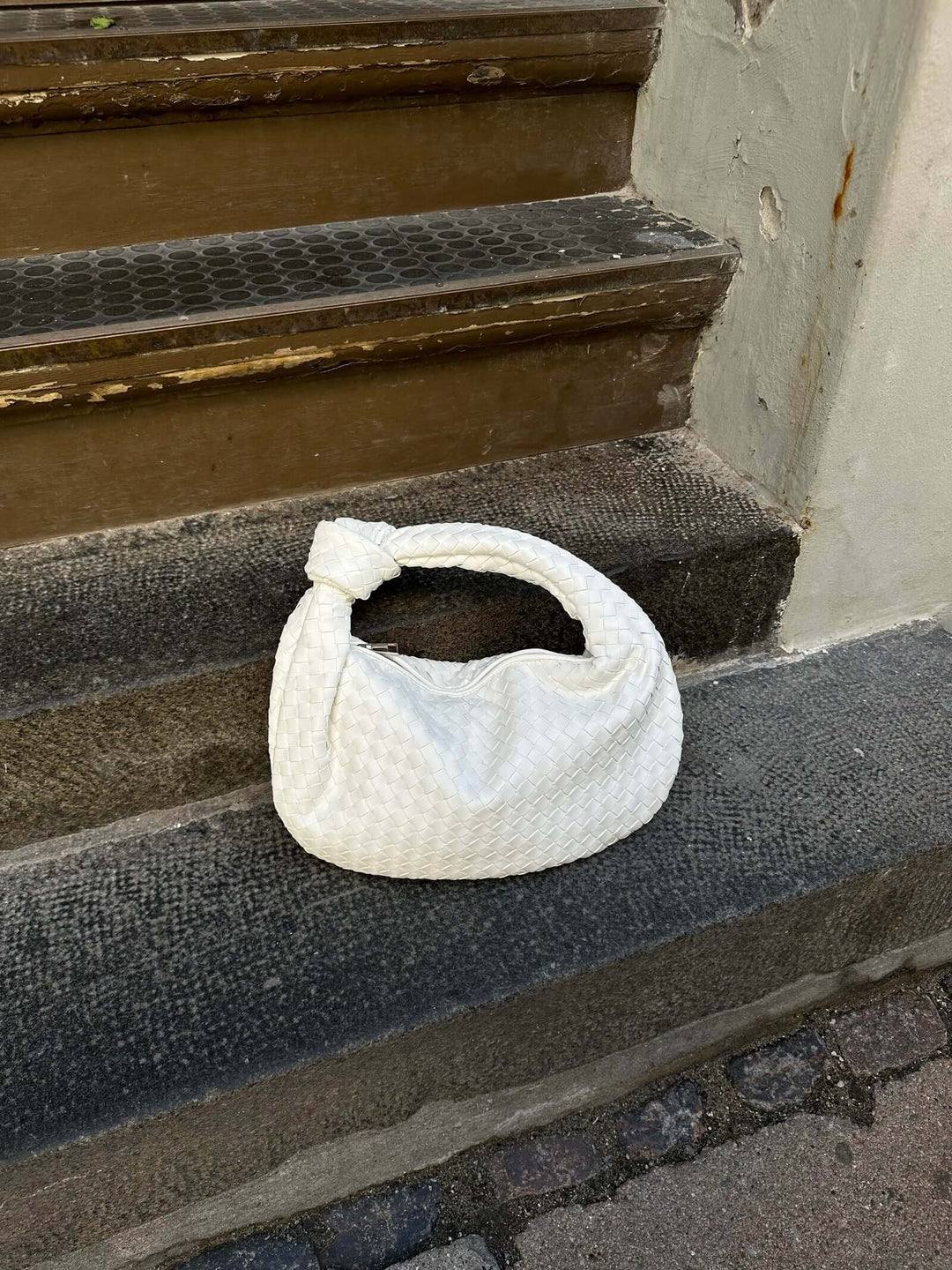 "Elegante mittlere Damenhandtasche in Schwarz, flexibel, stilvoll, ideal für jedes Outfit und den täglichen Gebrauch."