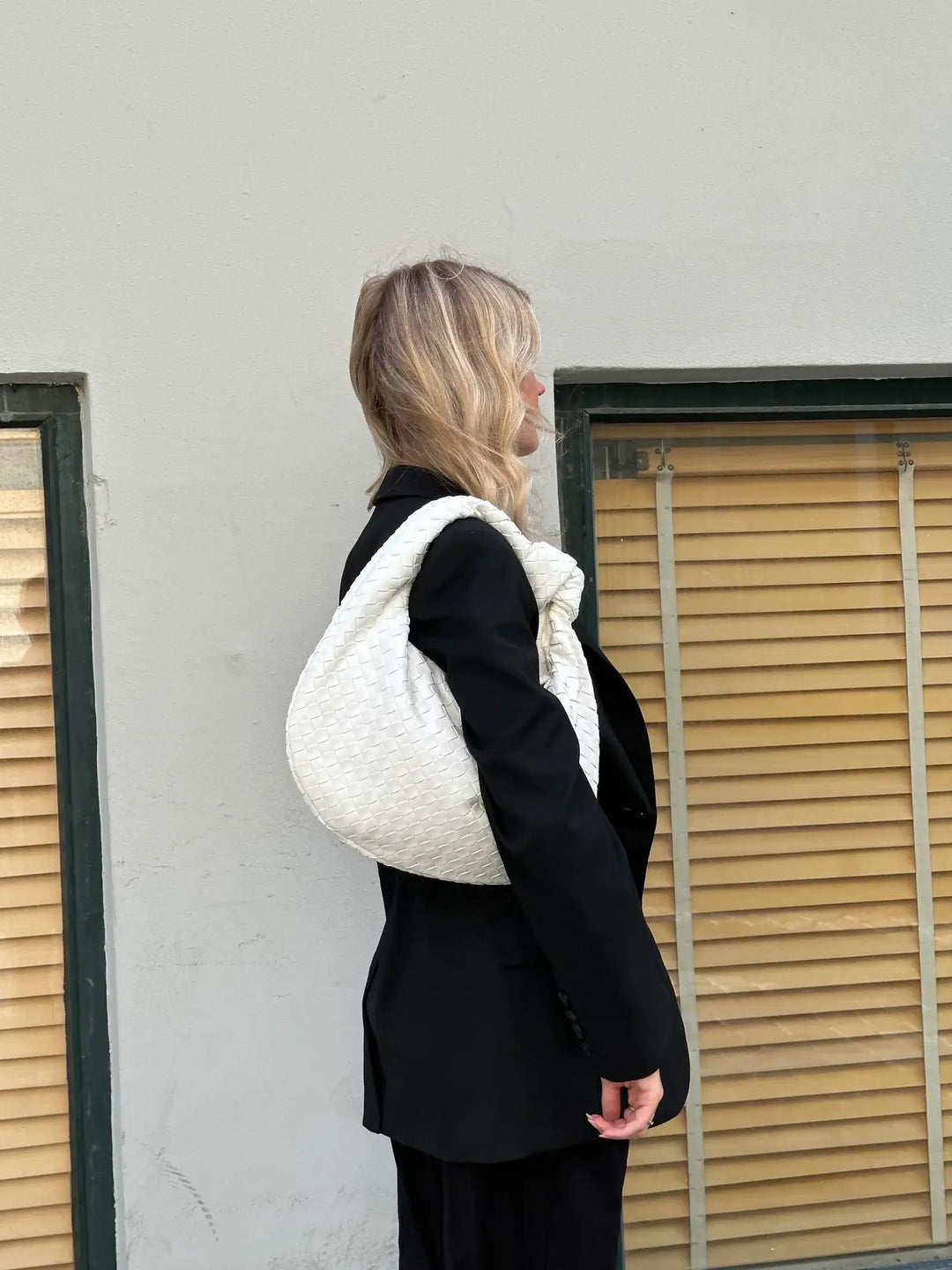 "Elegante mittlere Damenhandtasche in Schwarz, flexibel, stilvoll, ideal für jedes Outfit und den täglichen Gebrauch."