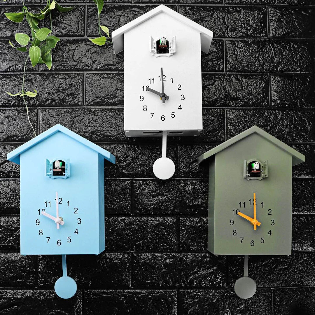 "Elegante moderne Kuckucksuhr mit minimalistischem Design und klaren Linien, ideal für stilvolle Wohndekoration."