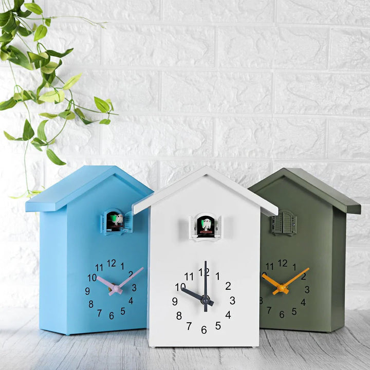 "Elegante moderne Kuckucksuhr mit minimalistischem Design und klaren Linien, ideal für stilvolle Wohndekoration."