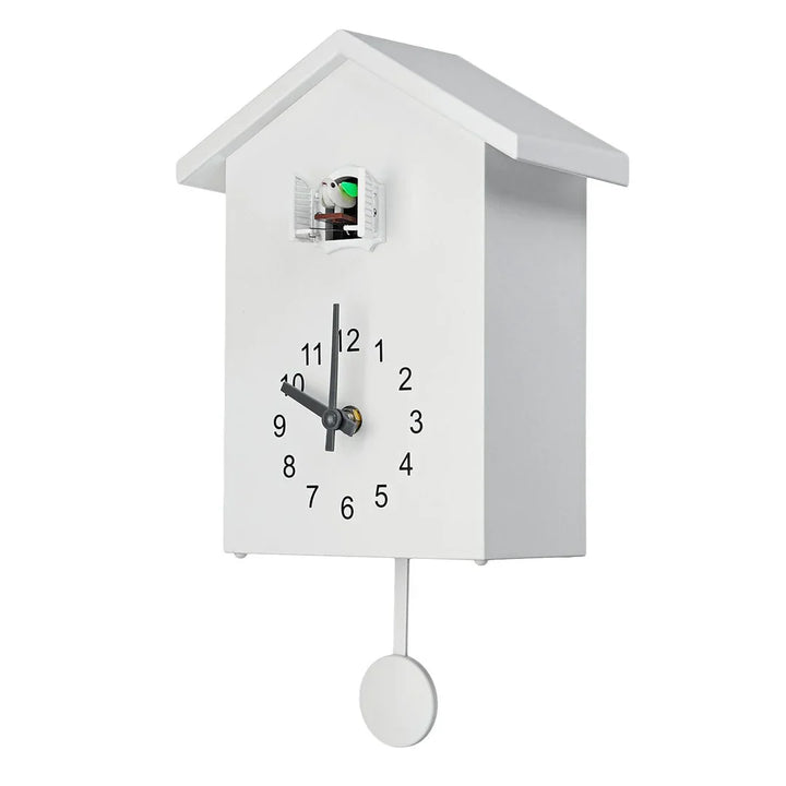 "Elegante moderne Kuckucksuhr mit minimalistischem Design und klaren Linien, ideal für stilvolle Wohndekoration."