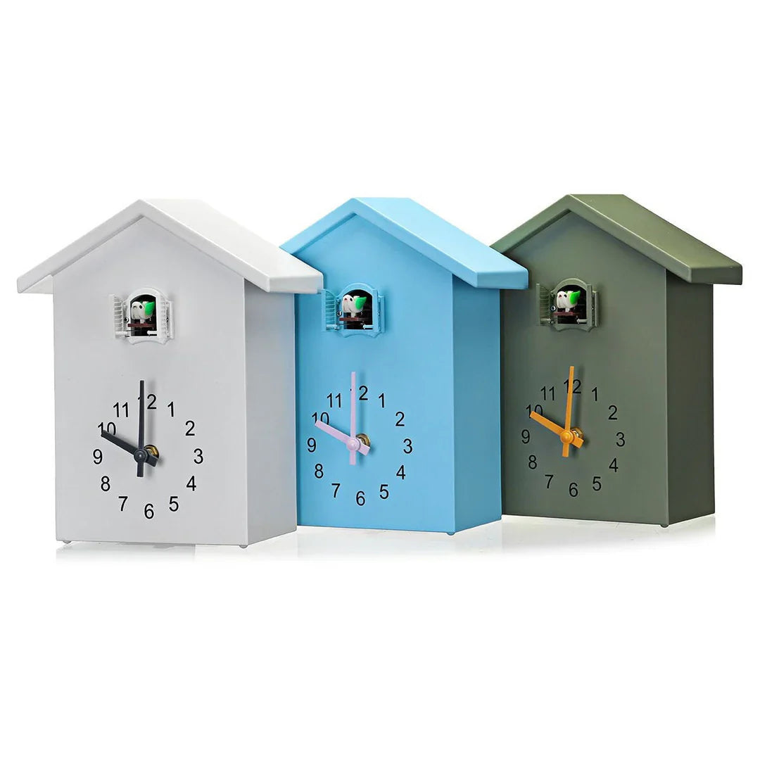 "Elegante moderne Kuckucksuhr mit minimalistischem Design und klaren Linien, ideal für stilvolle Wohndekoration."