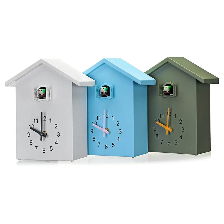 "Elegante moderne Kuckucksuhr mit minimalistischem Design und klaren Linien, ideal für stilvolle Wohndekoration."