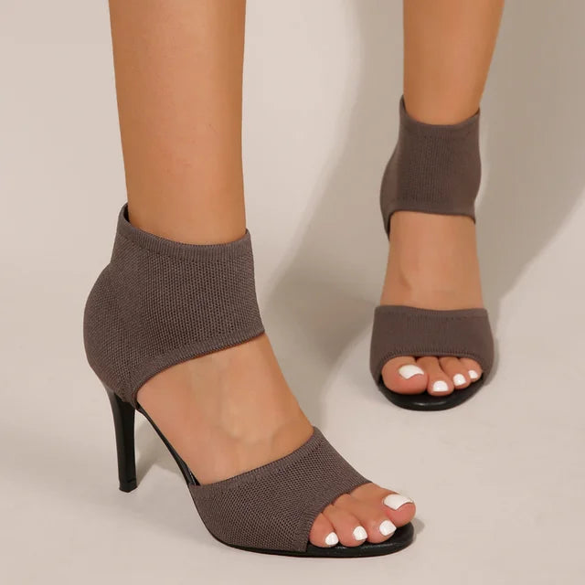 "Elegante orthopädische Absatzschuhe, schwarz, mit modernem Design, bieten Komfort und Unterstützung für Damen."