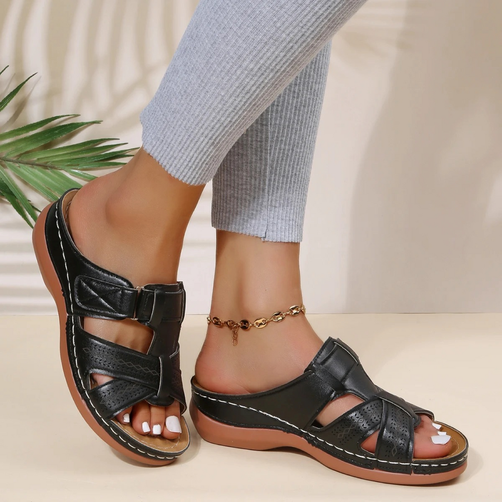 Elegante orthopädische Damen-Sandalen in Lila mit bequemer Fußstütze und rutschfester Sohle für optimalen Komfort.