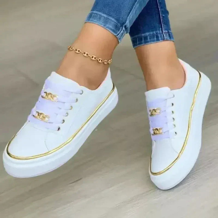 "Elegante orthopädische Damen Sneaker in Gold, Schwarz und Weiß mit runder Zehenbox und Comfort+ Sohlentechnologie."