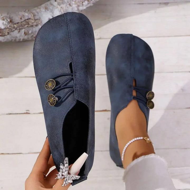 Elegante orthopädische Damenschuhe in Marineblau, alpine Stil, seitlich, bieten Komfort und Unterstützung für jeden Anlass.