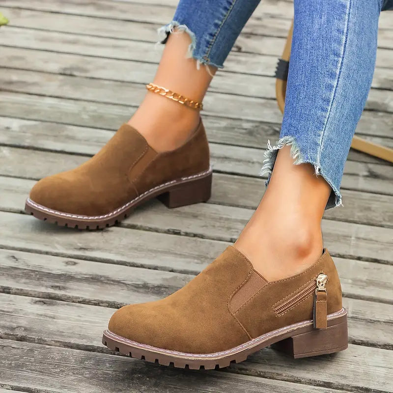 Elegante orthopädische Damenstiefel mit niedrigem Absatz und gepolsterter Sohle in klassischem Schwarz, ideal für den Alltag.