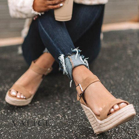 Elegante orthopädische Keilsandaletten für Damen, beige, mit verstellbarer Schnalle, ideal für modischen Komfort.