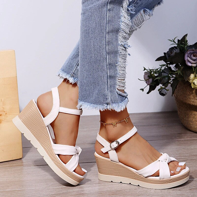 "Elegante orthopädische Sandalen für Damen mit Riemen-Design und verstellbarer Schnalle, ideal für Sommermode."