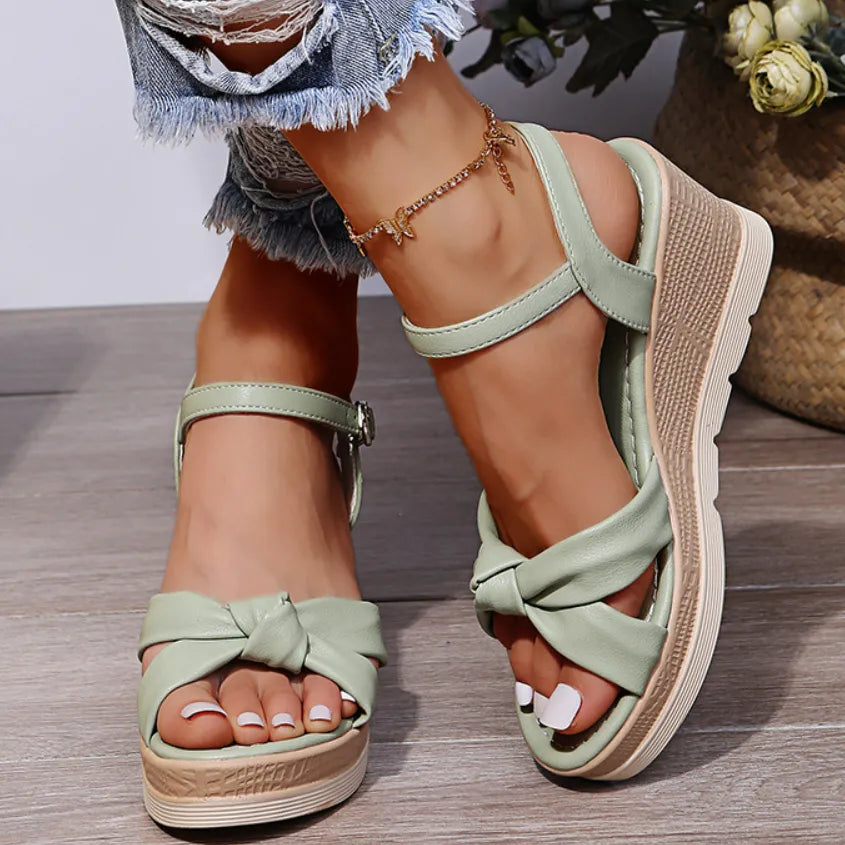 "Elegante orthopädische Sandalen für Damen mit Riemen-Design und verstellbarer Schnalle, ideal für Sommermode."