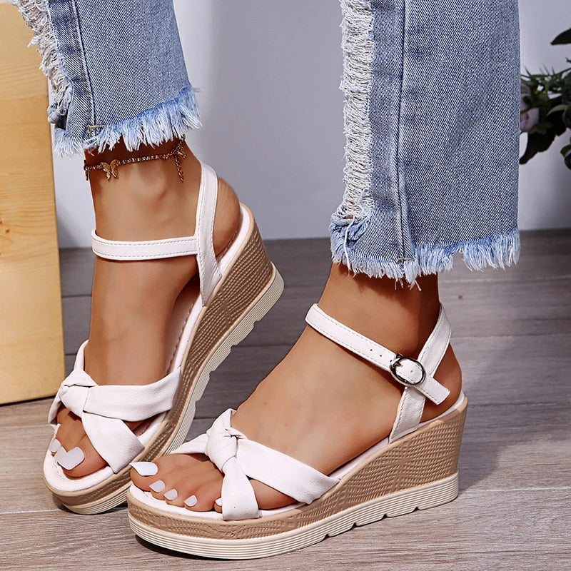 "Elegante orthopädische Sandalen für Damen mit Riemen-Design und verstellbarer Schnalle, ideal für Sommermode."