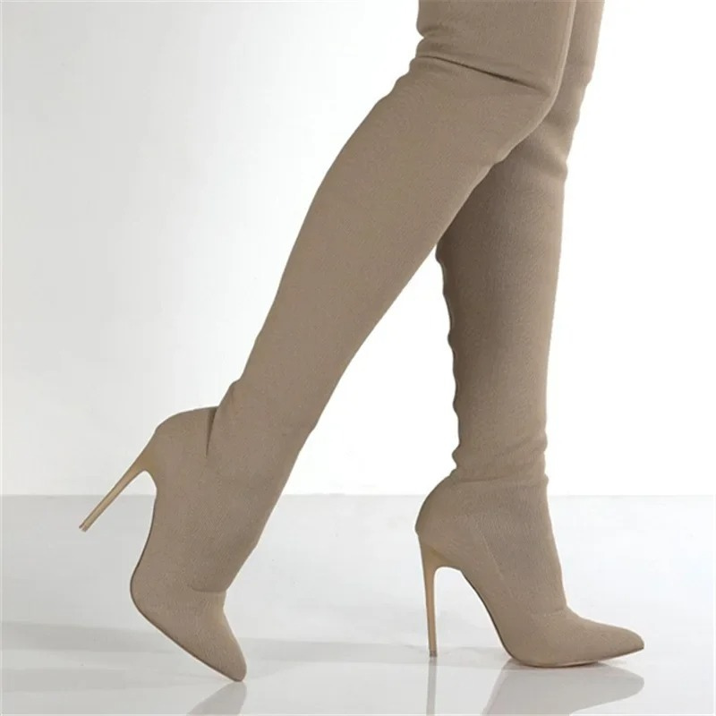 "Elegante Overknee-Stretch-Stiefel mit Stiletto-Absatz in schwarzer Seitenansicht, ideale Damenmode für trendige Looks."