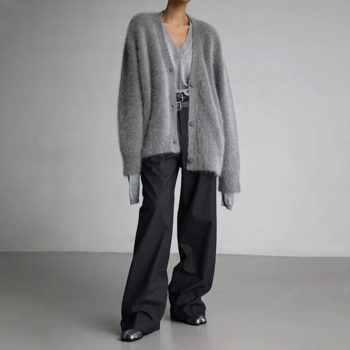 Elegante, oversize Kaschmir-Weste mit V-Ausschnitt in Beige. Weich, komfortabel, und vielseitig kombinierbar für Damen.