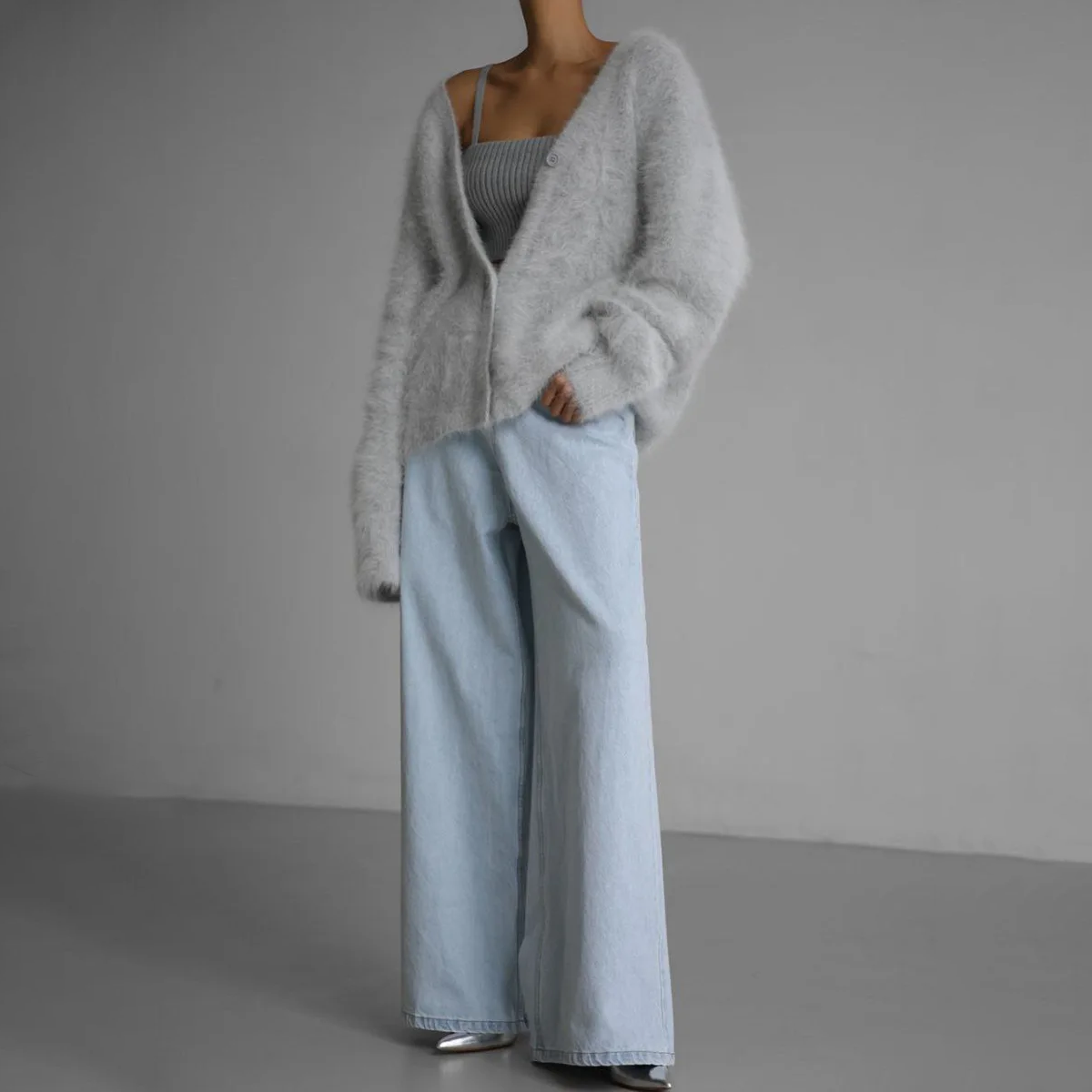 Elegante, oversize Kaschmir-Weste mit V-Ausschnitt in Beige. Weich, komfortabel, und vielseitig kombinierbar für Damen.