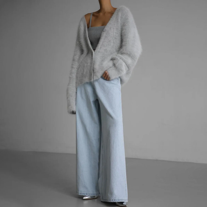 Elegante, oversize Kaschmir-Weste mit V-Ausschnitt in Beige. Weich, komfortabel, und vielseitig kombinierbar für Damen.