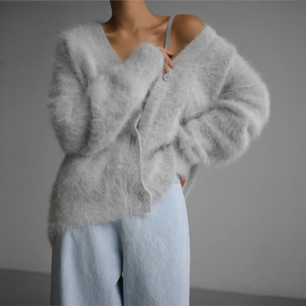Elegante, oversize Kaschmir-Weste mit V-Ausschnitt in Beige. Weich, komfortabel, und vielseitig kombinierbar für Damen.