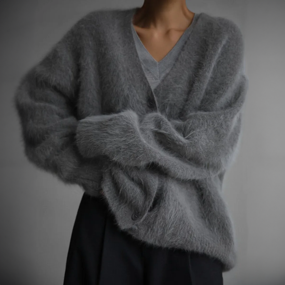 Elegante, oversize Kaschmir-Weste mit V-Ausschnitt in Beige. Weich, komfortabel, und vielseitig kombinierbar für Damen.