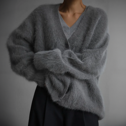 Elegante, oversize Kaschmir-Weste mit V-Ausschnitt in Beige. Weich, komfortabel, und vielseitig kombinierbar für Damen.