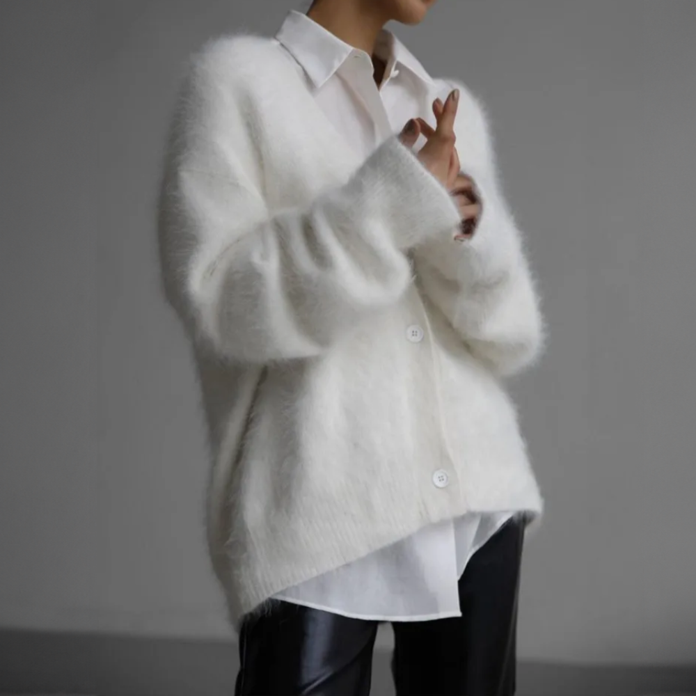 Elegante, oversize Kaschmir-Weste mit V-Ausschnitt in Beige. Weich, komfortabel, und vielseitig kombinierbar für Damen.