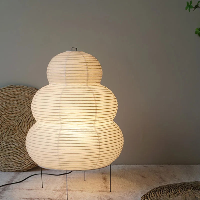 "Elegante Reispapier Tischlampe mit dimmbarer LED, modernem Metallgestell, ideal für stilvolle Beleuchtung im Wohnzimmer."