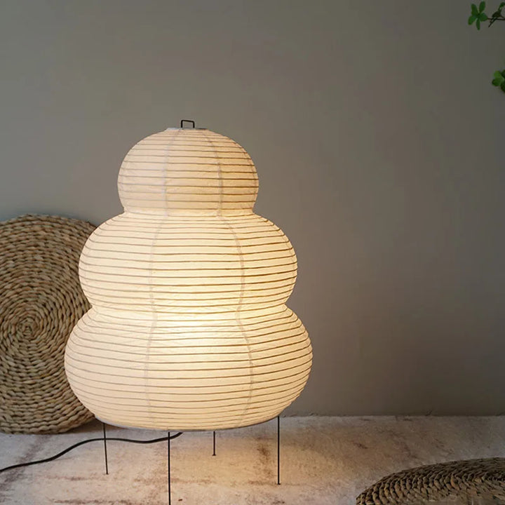 "Elegante Reispapier Tischlampe mit dimmbarer LED, modernem Metallgestell, ideal für stilvolle Beleuchtung im Wohnzimmer."
