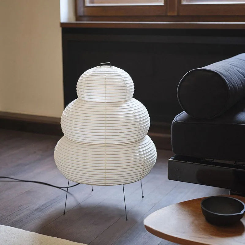 "Elegante Reispapier Tischlampe mit dimmbarer LED, modernem Metallgestell, ideal für stilvolle Beleuchtung im Wohnzimmer."