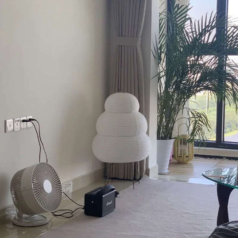 "Elegante Reispapier Tischlampe mit dimmbarer LED, modernem Metallgestell, ideal für stilvolle Beleuchtung im Wohnzimmer."