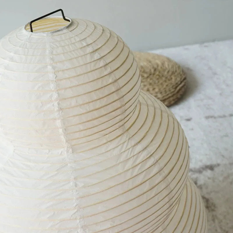 "Elegante Reispapier Tischlampe mit dimmbarer LED, modernem Metallgestell, ideal für stilvolle Beleuchtung im Wohnzimmer."