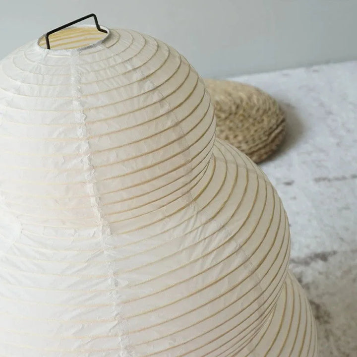 "Elegante Reispapier Tischlampe mit dimmbarer LED, modernem Metallgestell, ideal für stilvolle Beleuchtung im Wohnzimmer."