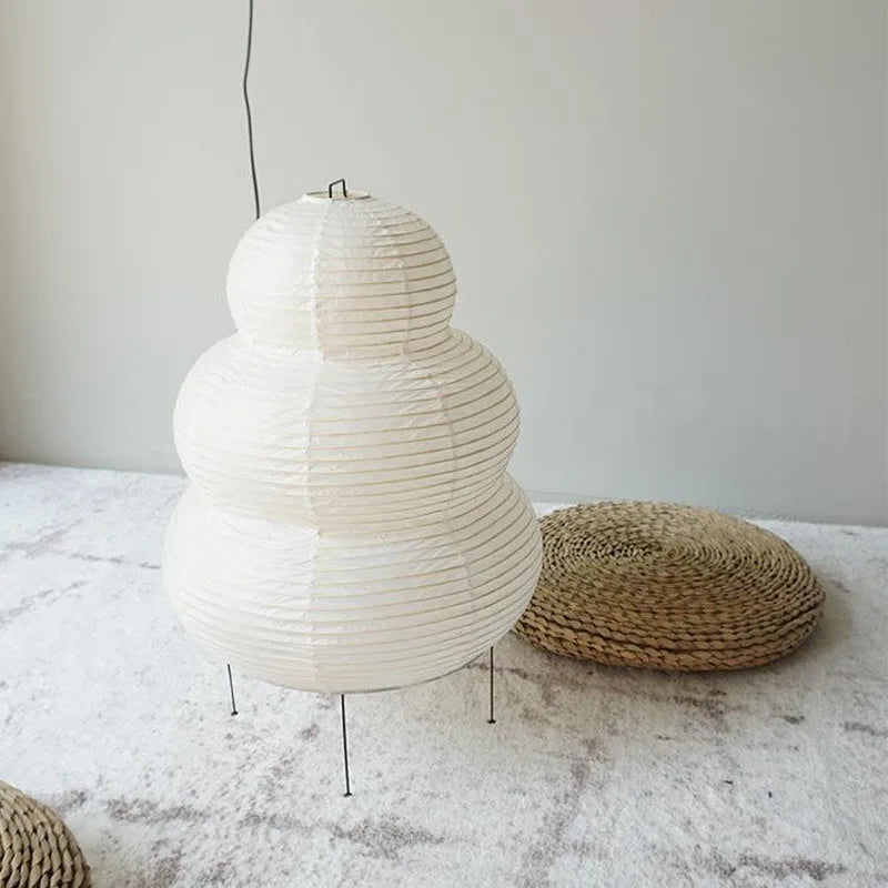 "Elegante Reispapier Tischlampe mit dimmbarer LED, modernem Metallgestell, ideal für stilvolle Beleuchtung im Wohnzimmer."