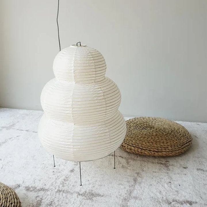 "Elegante Reispapier Tischlampe mit dimmbarer LED, modernem Metallgestell, ideal für stilvolle Beleuchtung im Wohnzimmer."
