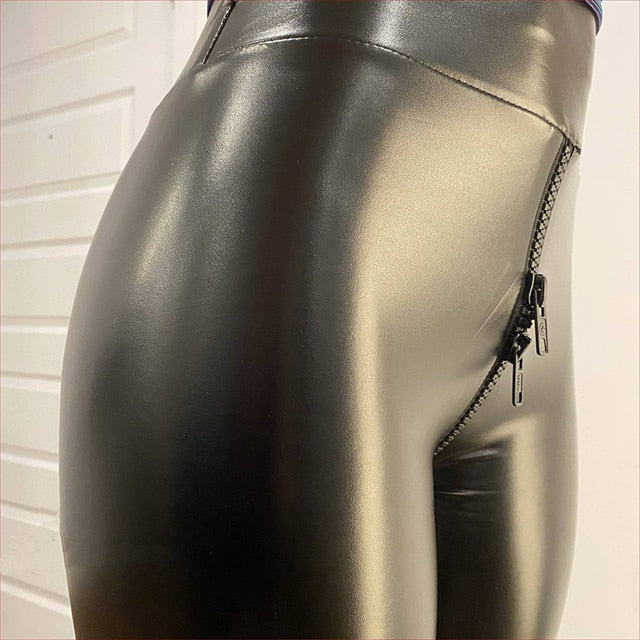 Elegante schwarze Damen-Lederhose mit zeitlosem Design und hohem Tragekomfort, ideal zu kombinieren für jeden Anlass.
