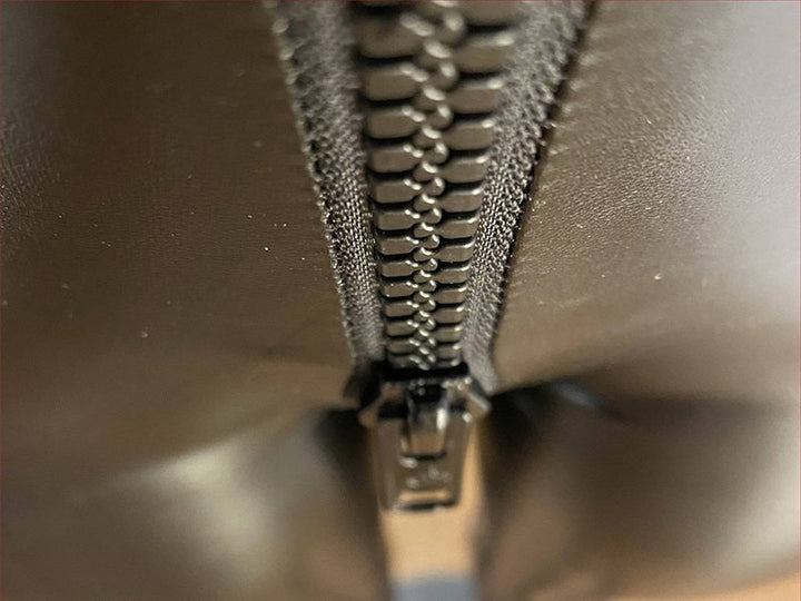Elegante schwarze Damen-Lederhose mit zeitlosem Design und hohem Tragekomfort, ideal zu kombinieren für jeden Anlass.