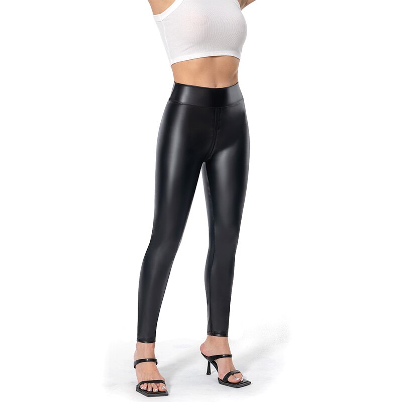 Elegante schwarze Damen-Lederhose mit zeitlosem Design und hohem Tragekomfort, ideal zu kombinieren für jeden Anlass.