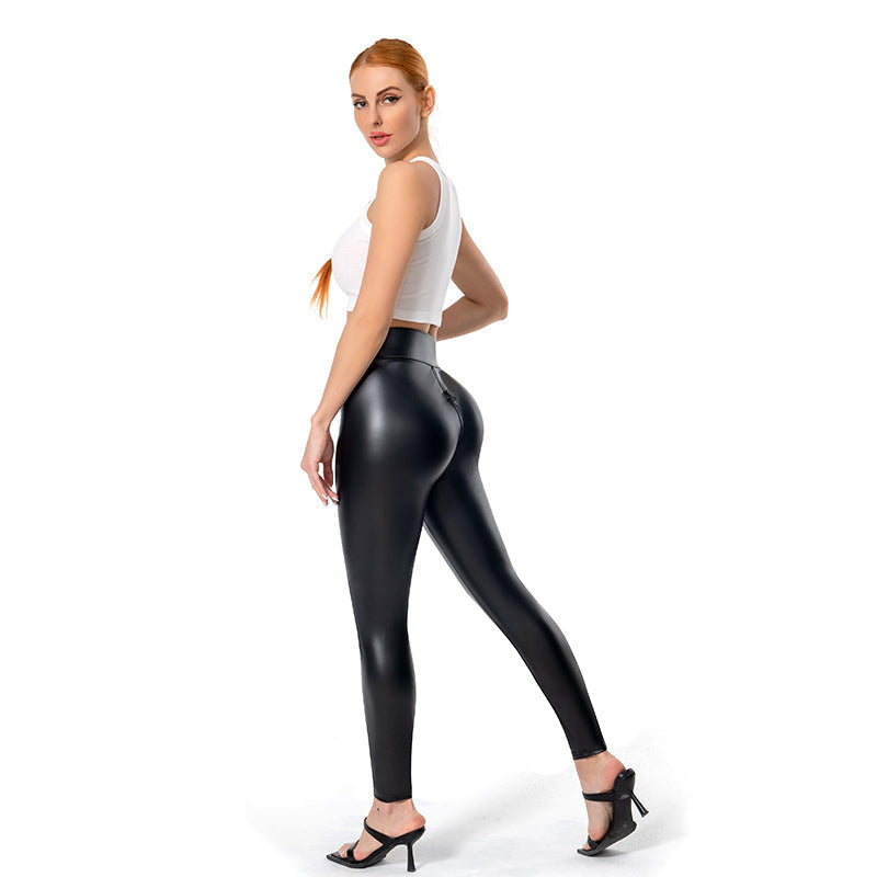 Elegante schwarze Damen-Lederhose mit zeitlosem Design und hohem Tragekomfort, ideal zu kombinieren für jeden Anlass.