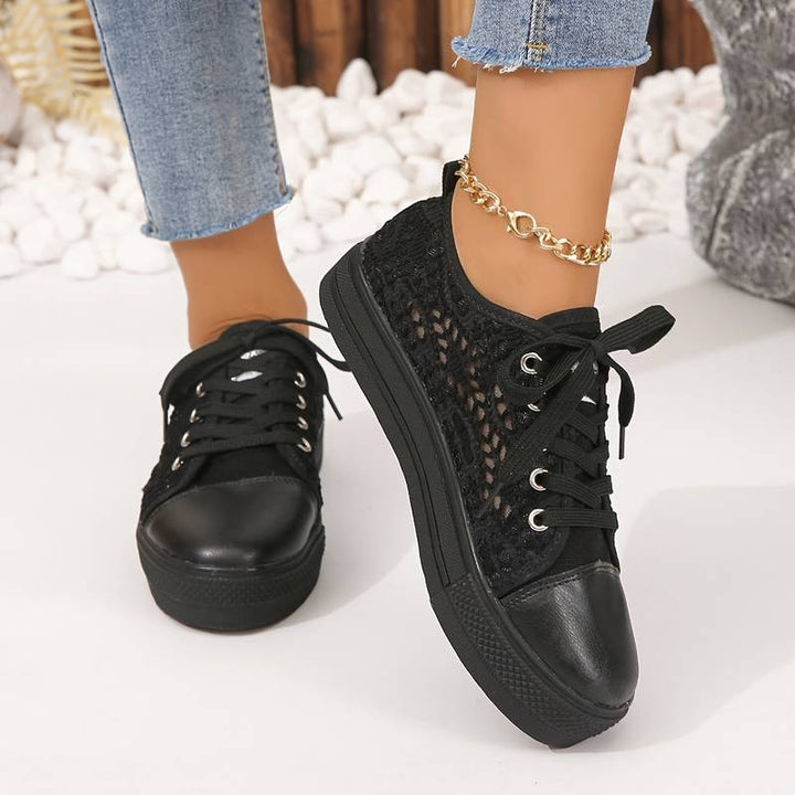 Elegante schwarze Damen Sneaker mit luftigem Spitzendesign, ideal für vielfältige Anlässe, stilvoll und atmungsaktiv.